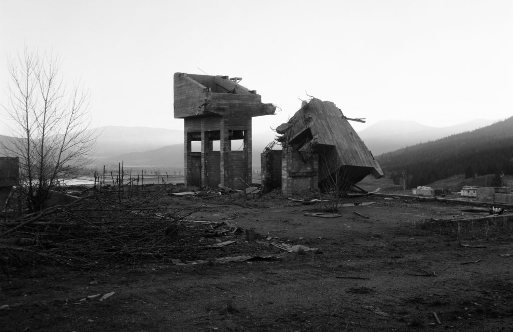 Curtis Grahauer, A Dark Shape on the Horizon, 2015, 16mm film loop projection, photographs