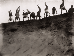 Heinrich Zille, Neun Berliner Jungen Ã¼ben handstand an einer BÃ¶schung, 1898